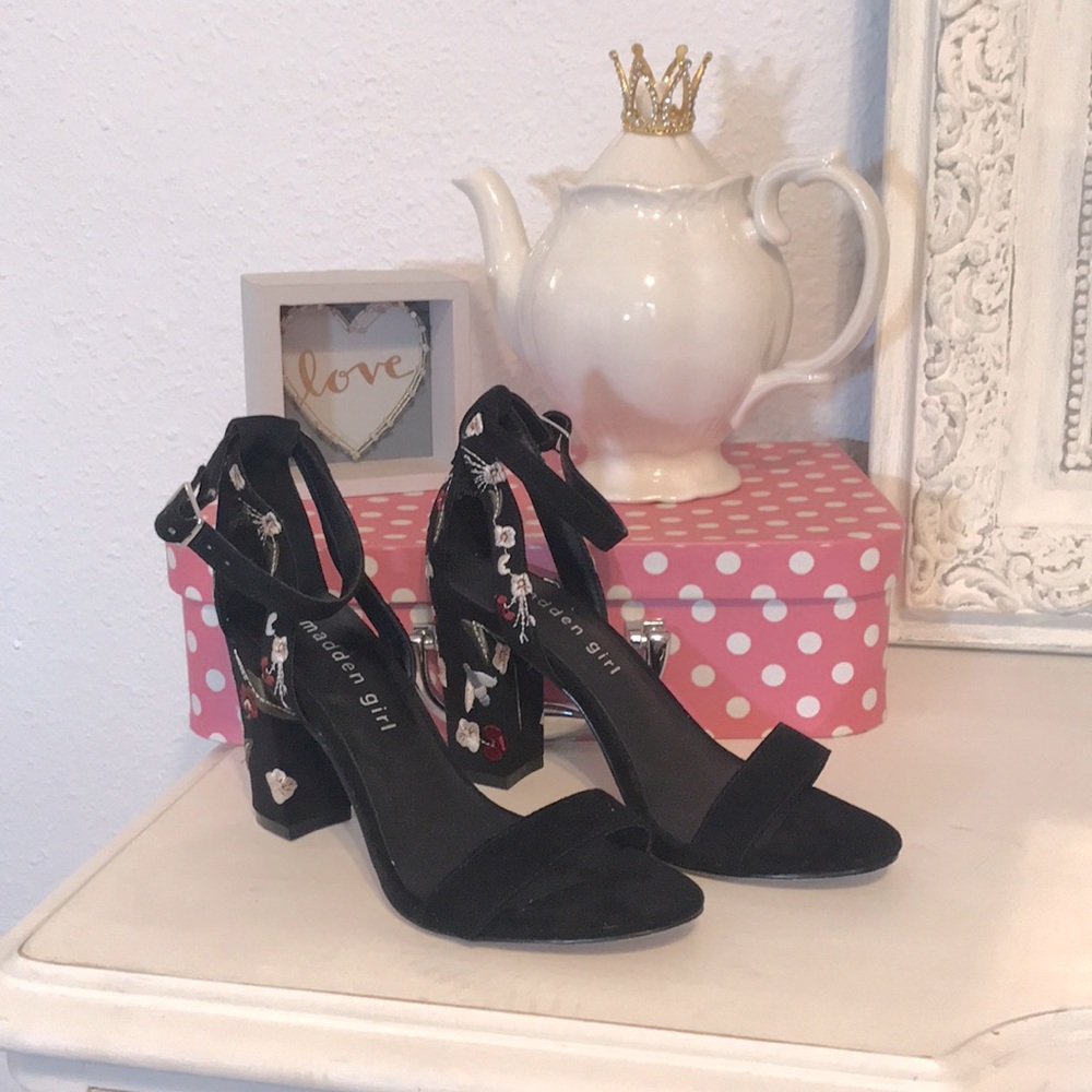 Straps heels